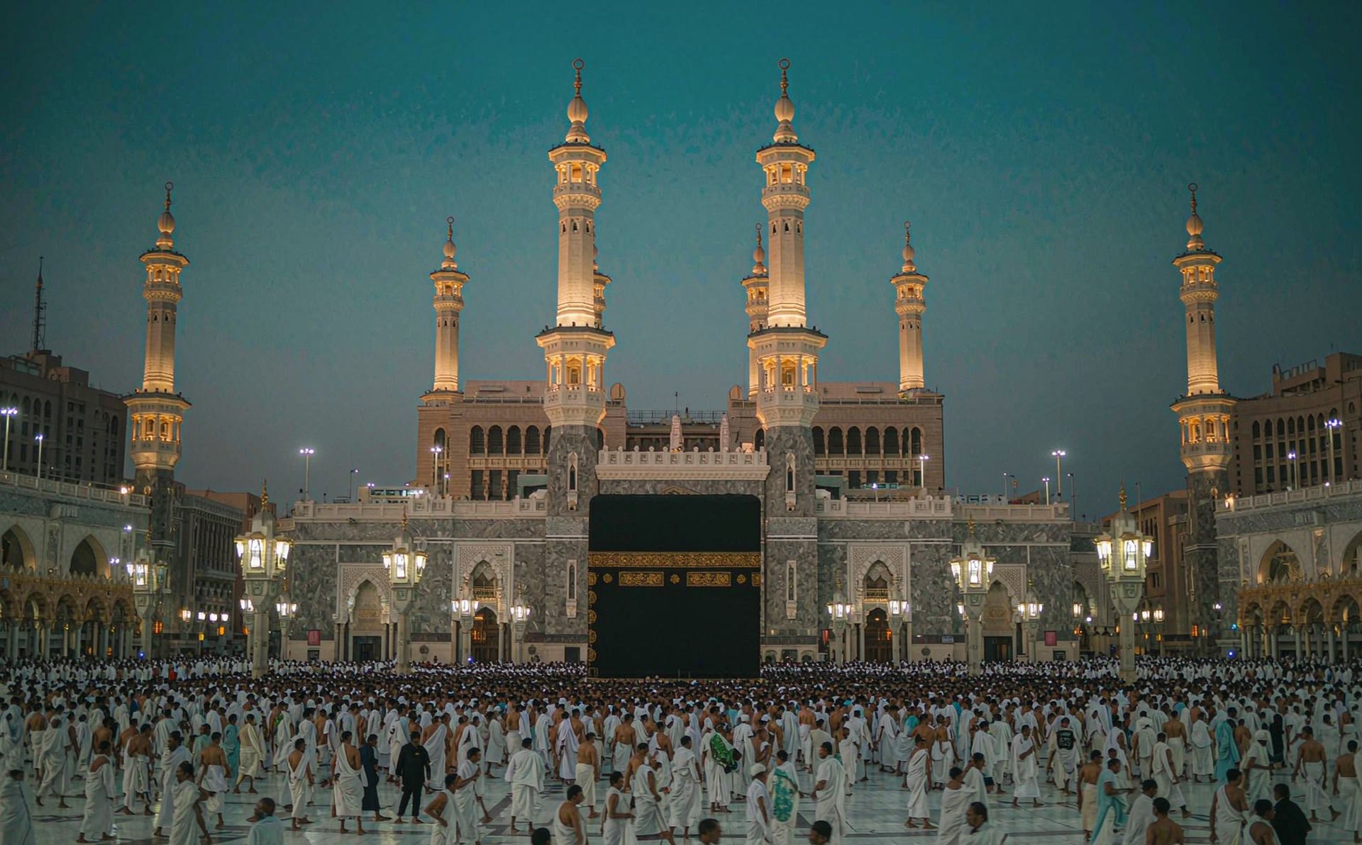 Suasana Masjidil Haram saat senja dengan jamaah yang sedang tawaf