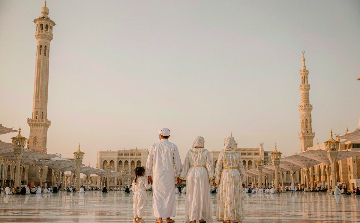 Keluarga jamaah di pelataran Masjid Nabawi